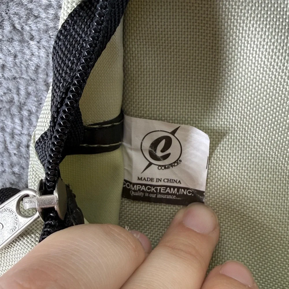 Compack Team Shoulder Messenger Bag Cream Watch The Frog Warner Bros Collectible